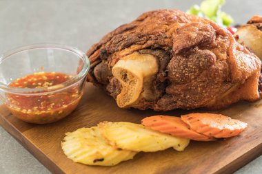 Gevrek domuz knuckle veya Alman domuz Hocks