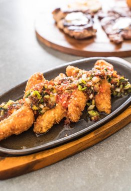 Kızarmış Balık sopa baharatlı sos ile