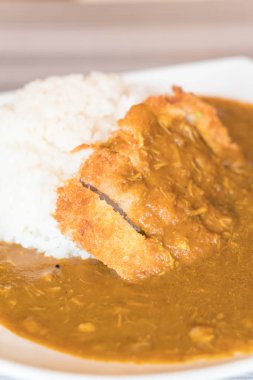 köri pirinç kızarmış domuz eti