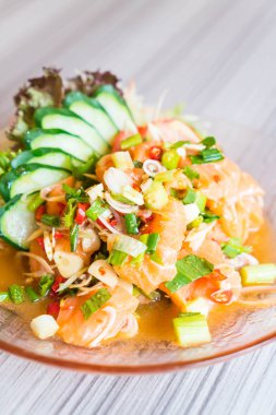 Baharatlı somon salata