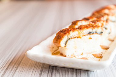 yılan balığı (unagi suşi)