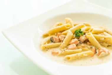 Penne carbonara makarna somon ile
