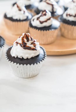 krem şanti ile çikolatalı kek