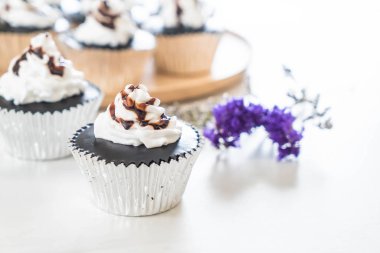 krem şanti ile çikolatalı kek