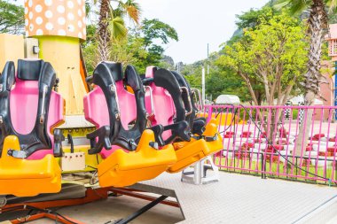 Renkli lunapark treni koltuk eğlence parkı 