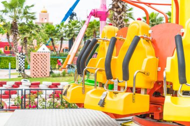 Renkli lunapark treni koltuk eğlence parkı 