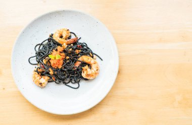 siyah spagetti karides