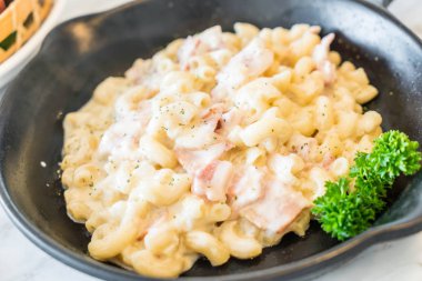 jambon ve peynirli makarna