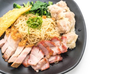 Yumurta noodle kırmızı kızarmış domuz, gevrek domuz eti ve köfte ile