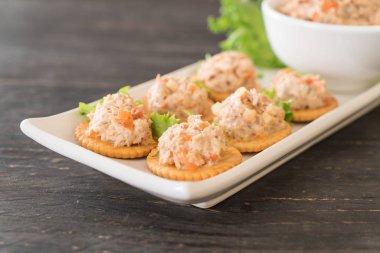 ton balıklı kraker ile yayıldı