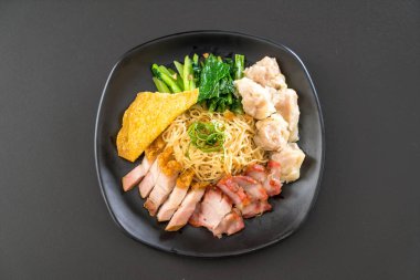 Yumurta noodle kırmızı kızarmış domuz, gevrek domuz eti, köfte ve çorba ile 