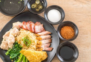 Yumurta noodle kırmızı kızarmış domuz, gevrek domuz eti, köfte ve çorba ile 