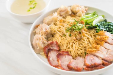 Yumurta noodle kırmızı kızarmış domuz, gevrek domuz eti, köfte ve çorba ile 