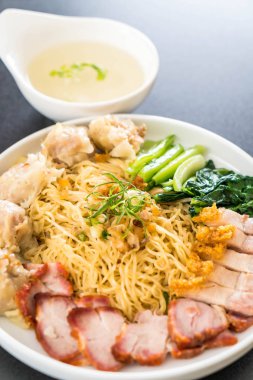 Yumurta noodle kırmızı kızarmış domuz, gevrek domuz eti, köfte ve çorba ile 