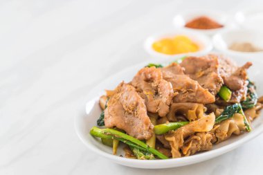 soya sosu ve domuz kızarmış noodle 