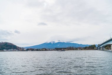 Dağ Fuji San ile bulutlu 