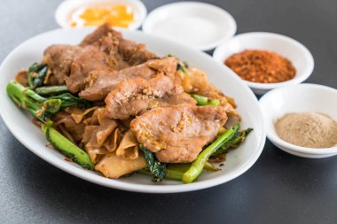 soya sosu ve domuz kızarmış noodle 