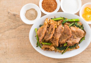 soya sosu ve domuz kızarmış noodle 