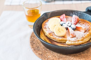 taze çilek yaban mersini ve muz ile gözleme 