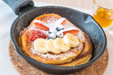 taze çilek yaban mersini ve muz ile gözleme 