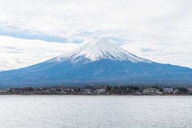 Japonya 'daki Kawaguchiko Gölü' nde Fuji Dağı..