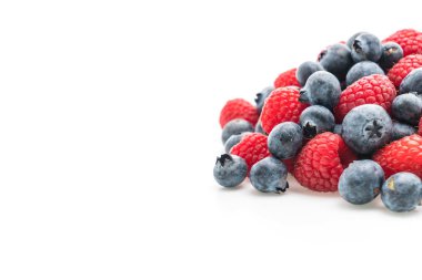 taze yaban mersini ve rasberry beyaz