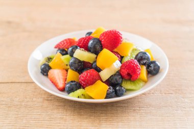 karışık taze meyve (çilek, ahududu, yaban mersini, kivi, mang