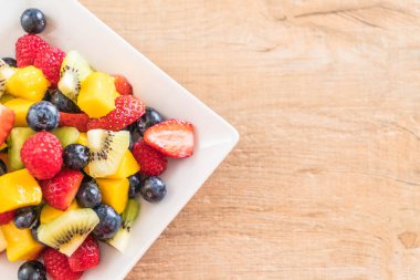 karışık taze meyve (çilek, ahududu, yaban mersini, kivi, mang