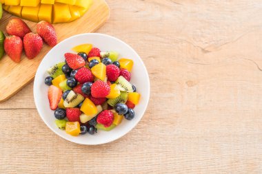 karışık taze meyve (çilek, ahududu, yaban mersini, kivi, mang