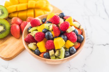 karışık taze meyve (çilek, ahududu, yaban mersini, kivi, mang