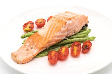 beyaz üzerine Somon ızgara biftek