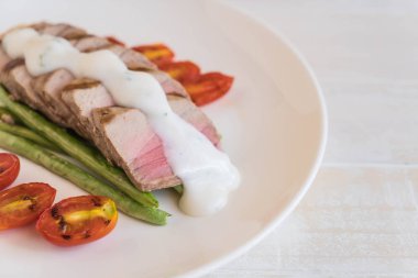 Tuna biftek salatası ile