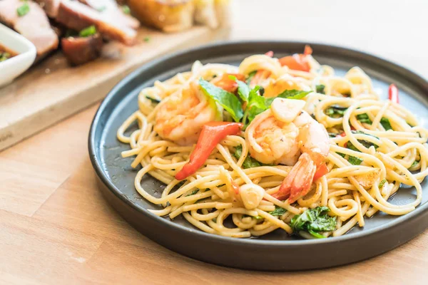 Gesauteerde pikante spaghetti met garnalen — Stockfoto