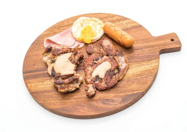 ahşap plaka üzerinde ızgara biftek mix