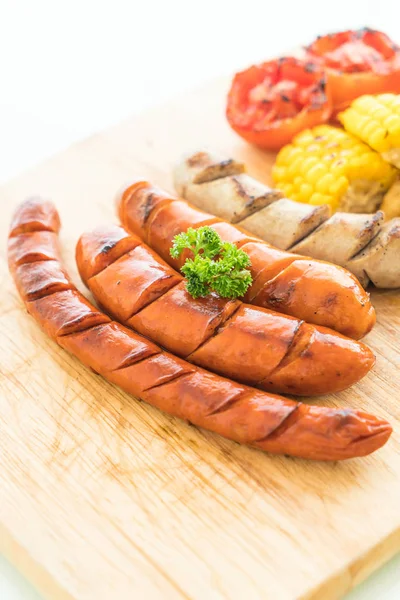 Mélanger des saucisses grillées avec des légumes et des frites — Photo