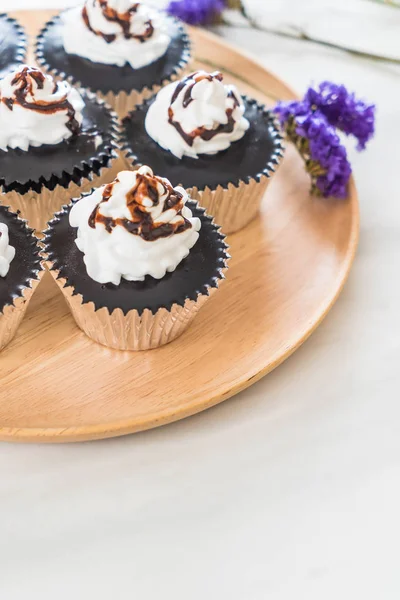 krem şanti ile çikolatalı kek