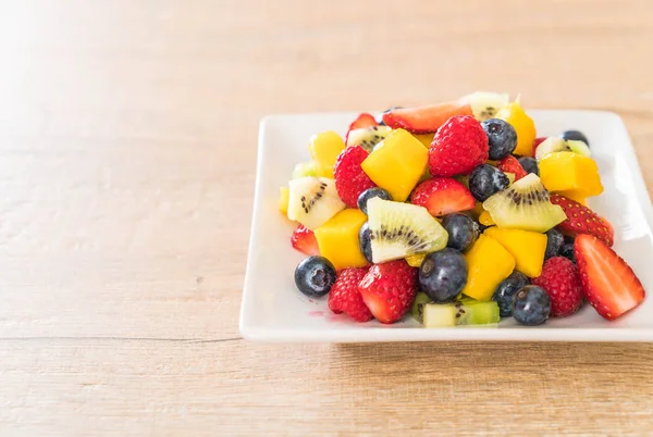 karışık taze meyve (çilek, ahududu, yaban mersini, kivi, mang