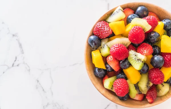 karışık taze meyve (çilek, ahududu, yaban mersini, kivi, mang