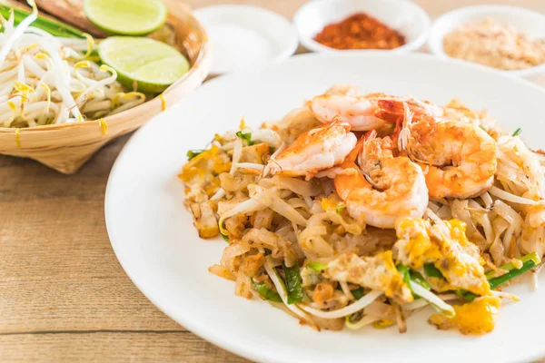 Thai gebratene Nudeln "Pad Thai" mit Garnelen — Stockfoto