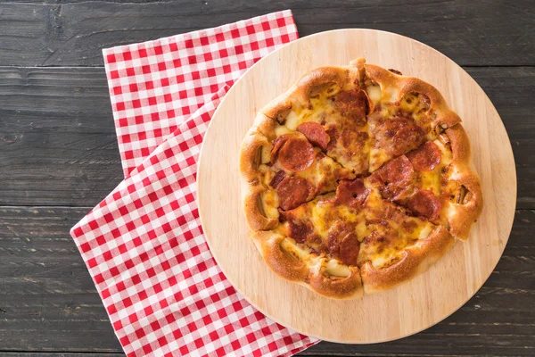 Hemmagjord Pepperoni Pizza på trä platta — Stockfoto