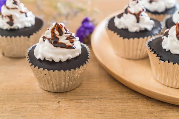 Schokoladentasse Kuchen mit Schlagsahne — Stockfoto