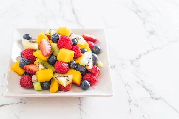 Mixed fresh fruits (strawberry, raspberry, blueberry, kiwi, mang — Stock Photo, Image