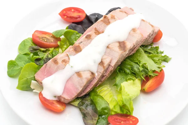 Tuna steak with salad — Stock Photo, Image