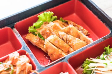 Teriyaki tavuk bento koymak