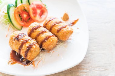 Kızarmış patates Tonkatsu sos ile