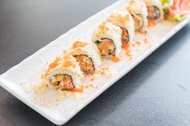 suşi roll maki tempura
