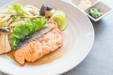 sebze ile kızarmış som balığı biftek