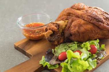 Gevrek domuz knuckle veya Alman domuz Hocks