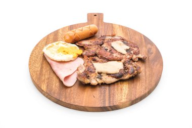 ahşap plaka üzerinde ızgara biftek mix