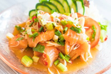 Baharatlı somon salata